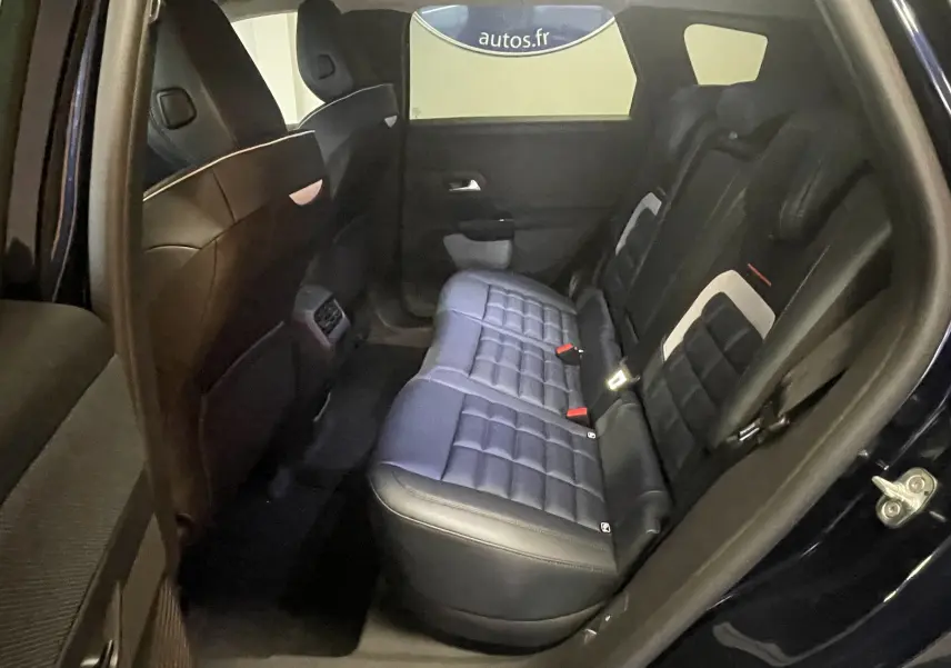 Gros plan sur les commandes de lève-vitres et réglage des rétroviseurs du Citroën C5 Aircross hybride 2026.