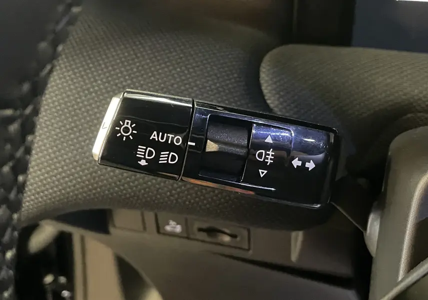 Gros plan sur la commande des feux automatique et clignotants dans l’habitacle du Citroën C5 Aircross gris platinium 2026.