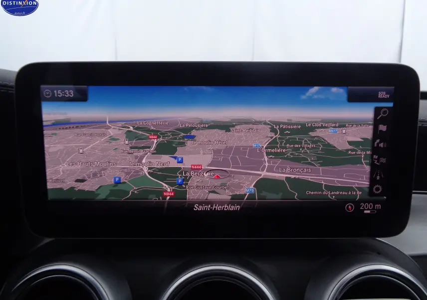 Écran de navigation GPS affichant une carte détaillée de Saint-Herblain dans un Mercedes Classe C Break noir métal.