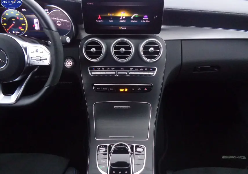 Vue intérieure centrée sur la console et le volant d'une Mercedes Classe C Break 220D noire avec finition AMG Line.