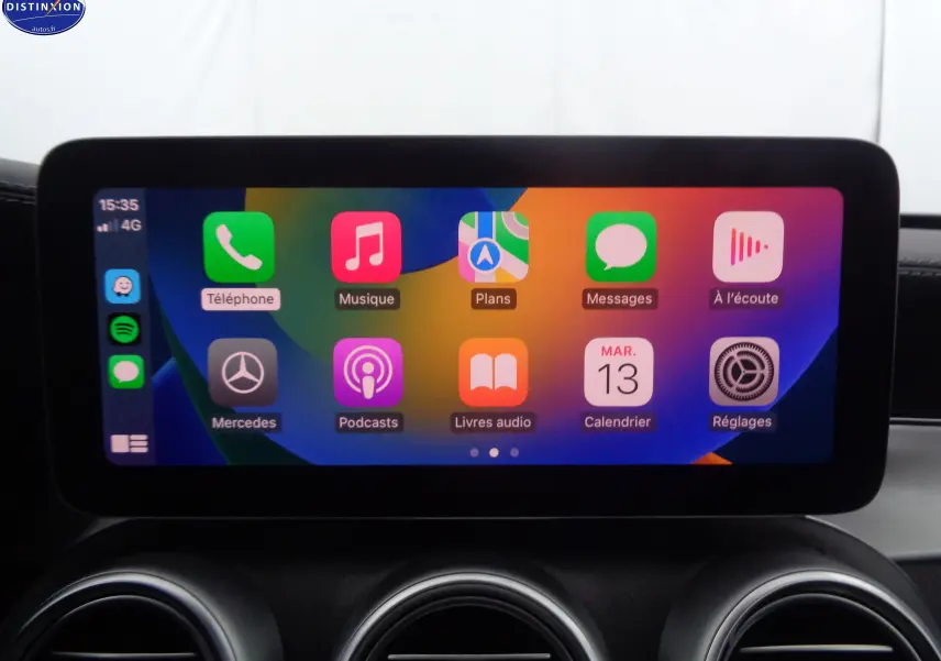 Écran tactile central de la Mercedes Classe C Break 220D AMG Line 2021 affichant les applications Apple CarPlay.