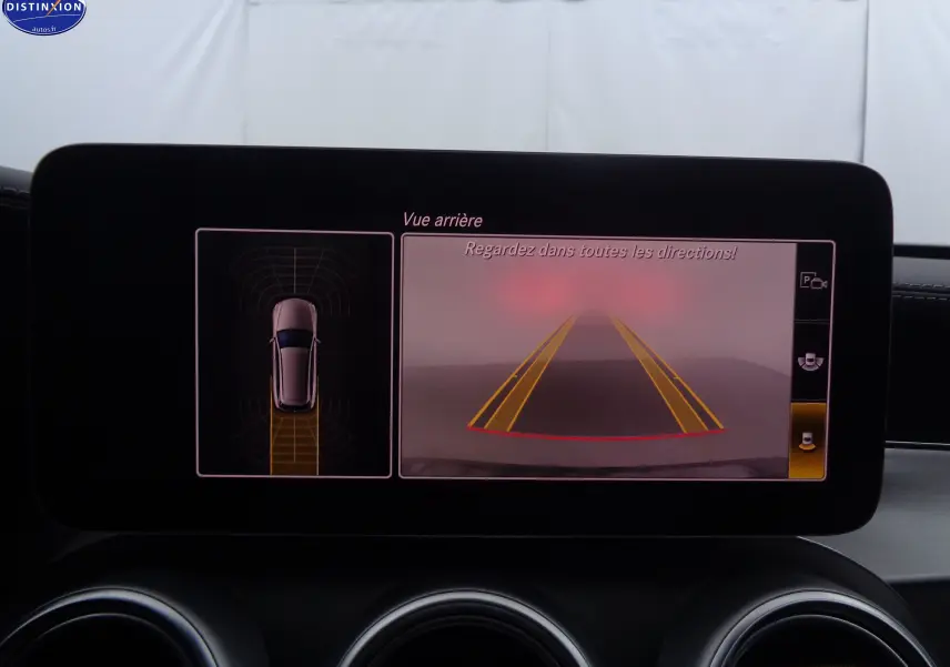 Écran multimédia montrant la caméra de recul et l'alerte de proximité du Mercedes Classe C Break noir métal, vue intérieure.