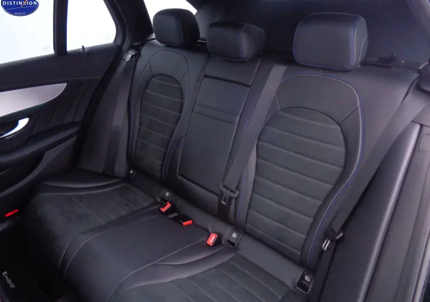 Vue intérieure arrière des sièges en cuir noir avec surpiqûres bleues du Mercedes Classe C Break 220D AMG Line 2021.