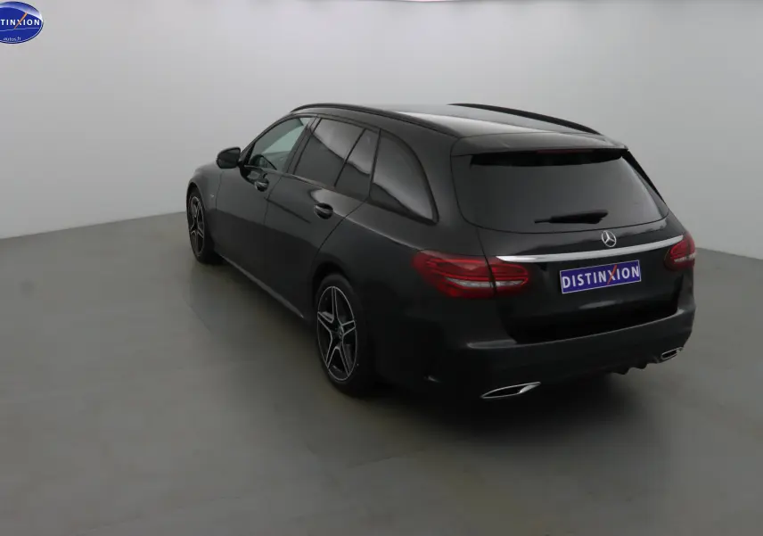 Mercedes Classe C Break 220D noir métal vue 3/4 arrière droit avec jantes AMG et feux LED distinctifs.