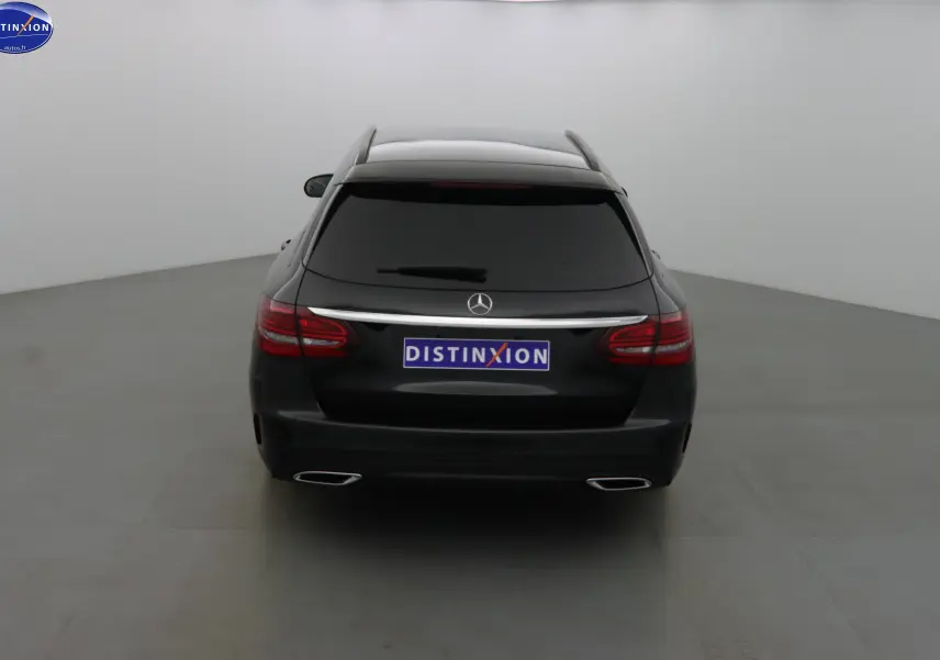 Vue arrière d'un break Mercedes Classe C 220D AMG Line noir métal avec feux LED et double sortie d'échappement chromée.