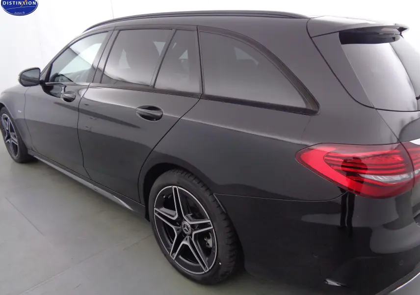 Mercedes Classe C Break 220D noir métal vue 3/4 arrière droit, jantes AMG et feux arrière LED visibles.