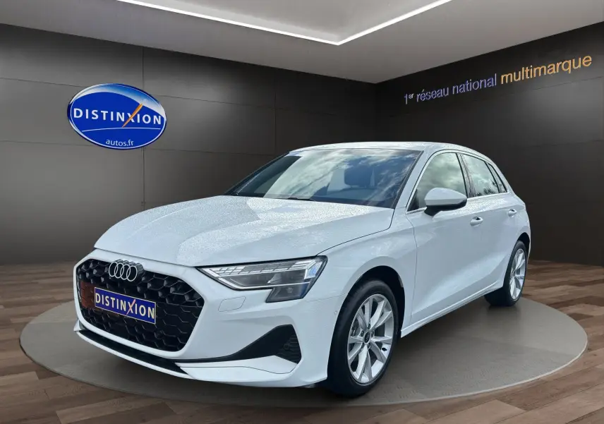 Audi A3 Sportback blanc Arkona vue 3/4 avant droit, avec calandre noire et jantes alliage léger