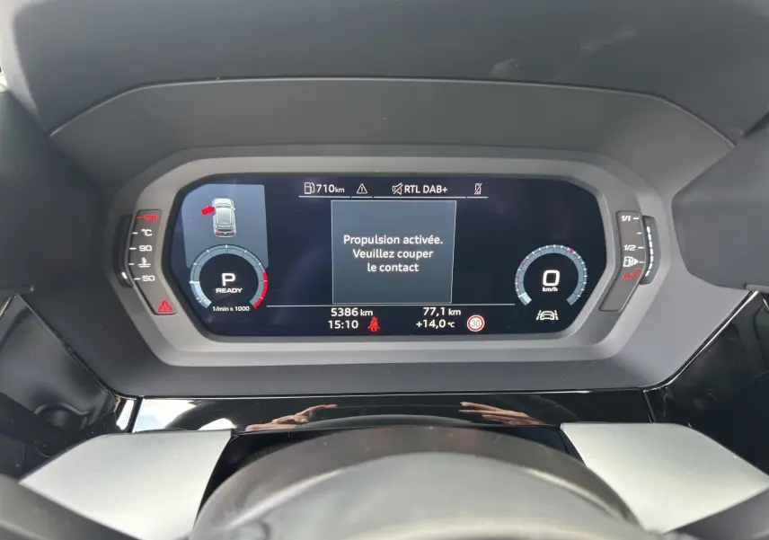 Combiné d'instruments digital de l'Audi A3 Sportback 2024 affichant l'état moteur et informations de conduite.