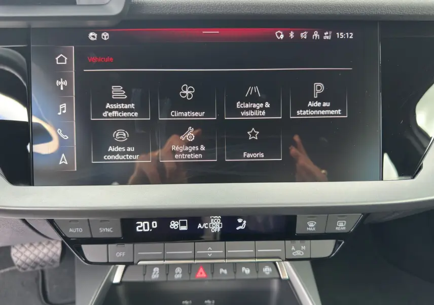 Écran tactile central de l'Audi A3 Sportback 2024 affichant les options d'assistance et climatisation.