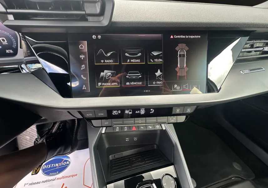 Tableau de bord et console centrale de l'Audi A3 Sportback 2024, avec écran tactile et commandes numériques visibles.