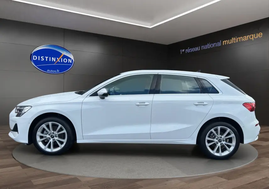 Profil côté gauche de l'Audi A3 Sportback 2024 en blanc Arkona avec jantes alliage et lignes épurées visibles