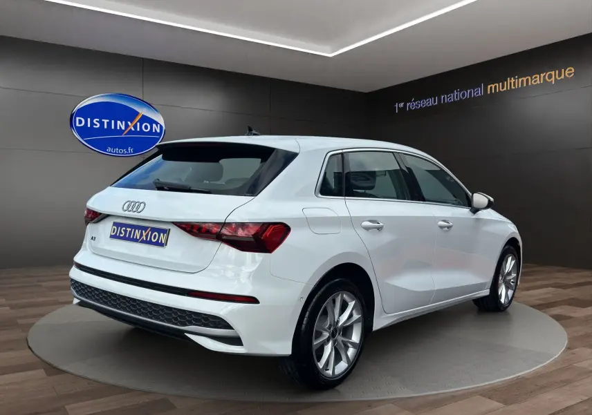 Audi A3 Sportback blanc Arkona vue 3/4 arrière droit, jantes alliage léger et feux arrière LED dynamiques.