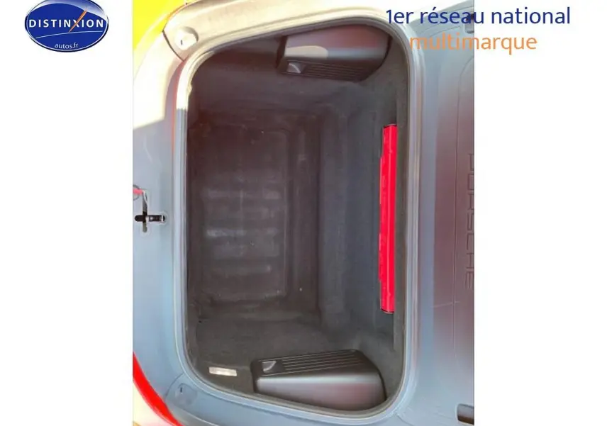 Coffre avant ouvert d'une Porsche Boxster 981 rouge, montrant l'espace de rangement vide et la trappe intérieure.