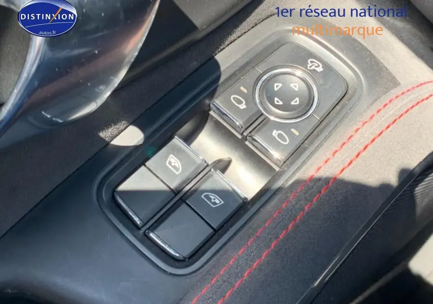 Détail des commandes de lève-vitres et réglage des rétroviseurs sur porte côté conducteur d'une Porsche Boxster rouge 2015.