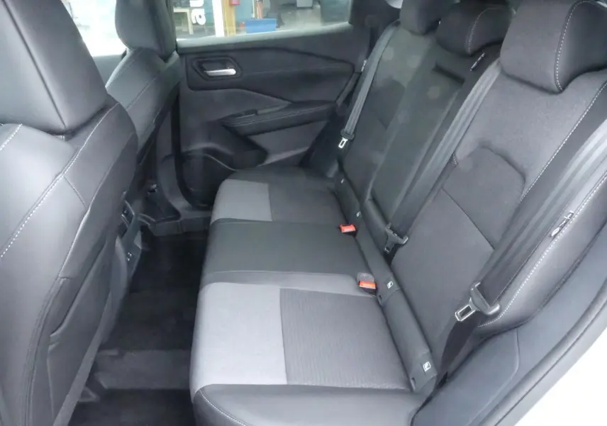 Banquette arrière en tissu noir et gris vue côté droit dans un Nissan Qashqai 2025 gris métallisé.