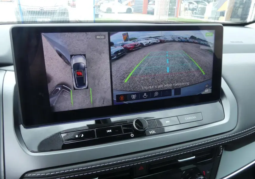 Écran central du Nissan Qashqai 2025 montrant la caméra de recul et la vue à 360° en intérieur gris clair.