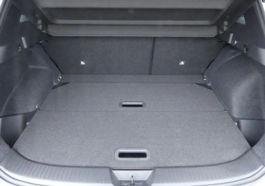 Coffre modulable du Nissan Qashqai 1.5 e-Power gris métallisé, plancher plat et espace de rangement optimisé.