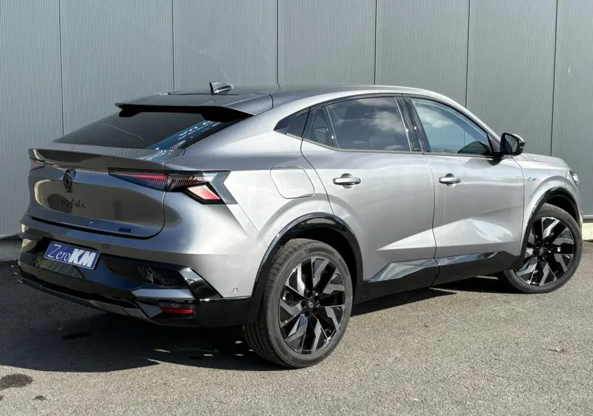 Vue 3/4 arrière droite d'une Renault Rafale gris schiste avec jantes noires diamantées et toit noir.