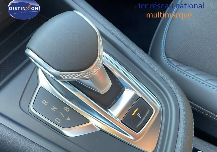 Le levier de vitesse automatique du Renault Captur E-Tech hybride, avec sellerie noire et surpiqûres bleues.