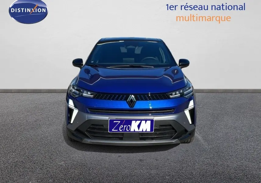 Renault Captur E-Tech hybride bleu iron metal avec toit noir, vue frontale mettant en valeur ses phares LED distinctifs.