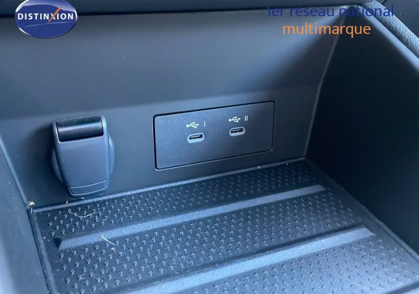 Gros plan sur la console centrale du Renault Captur E-Tech hybride 2025 montrant deux ports USB-C et une prise 12V.