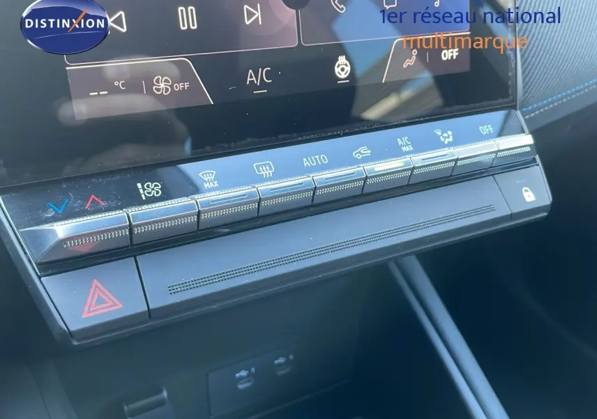 Gros plan sur la console centrale du Renault Captur E-Tech hybride 2025, mettant en valeur les commandes climatisation et écran tactile.