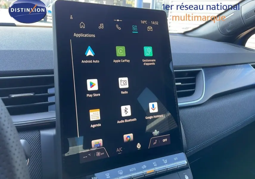 Écran tactile central du Renault Captur E-Tech hybride 2025, avec interface Android Auto et Apple CarPlay visible.