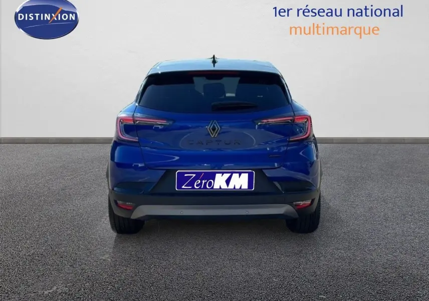 Vue arrière du Renault Captur E-Tech hybride 2025 en bleu Iron Metal avec toit noir et feux LED distinctifs.