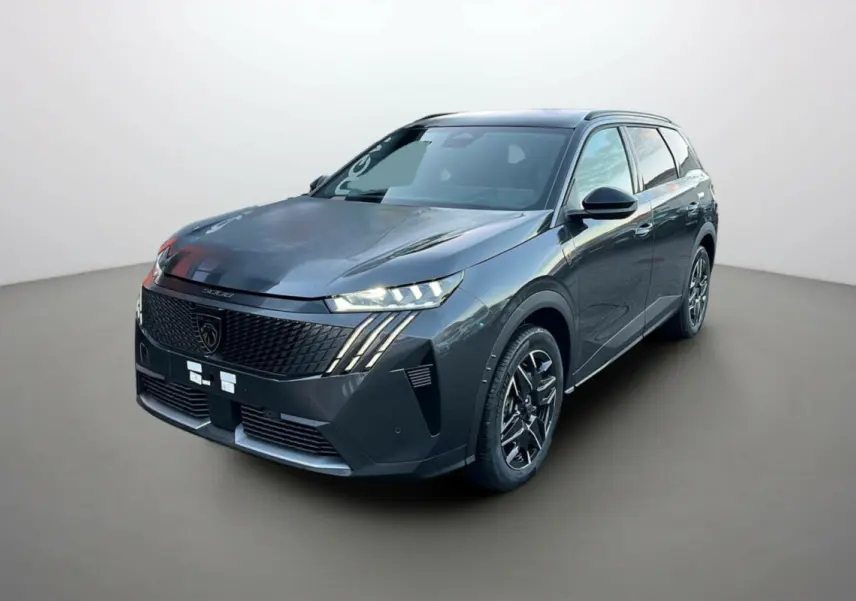 Peugeot 5008 Hybrid 145 GT Alcantara gris titane 3/4 avant avec toit noir et phares LED allumés.