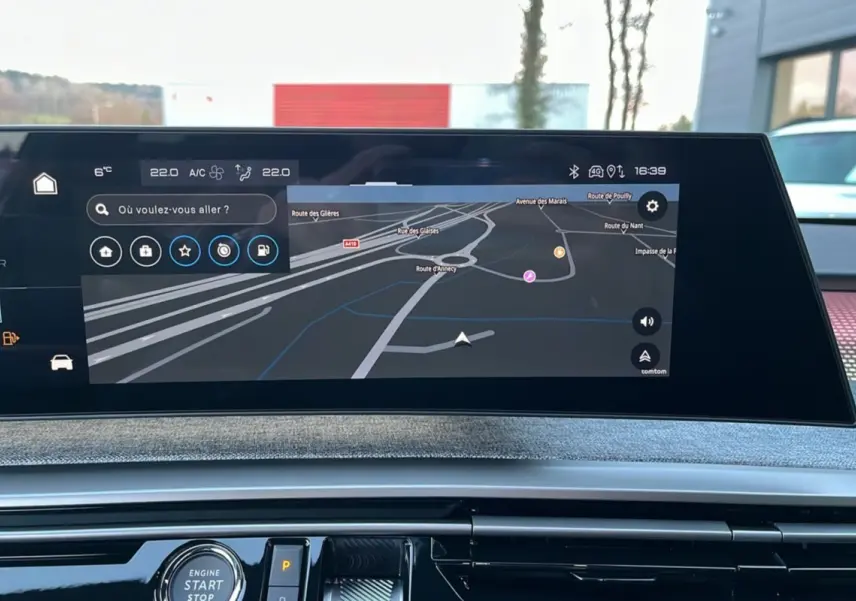 Écran tactile central du Peugeot 5008 Hybrid 145 GT Alcantara affichant la navigation GPS en extérieur.