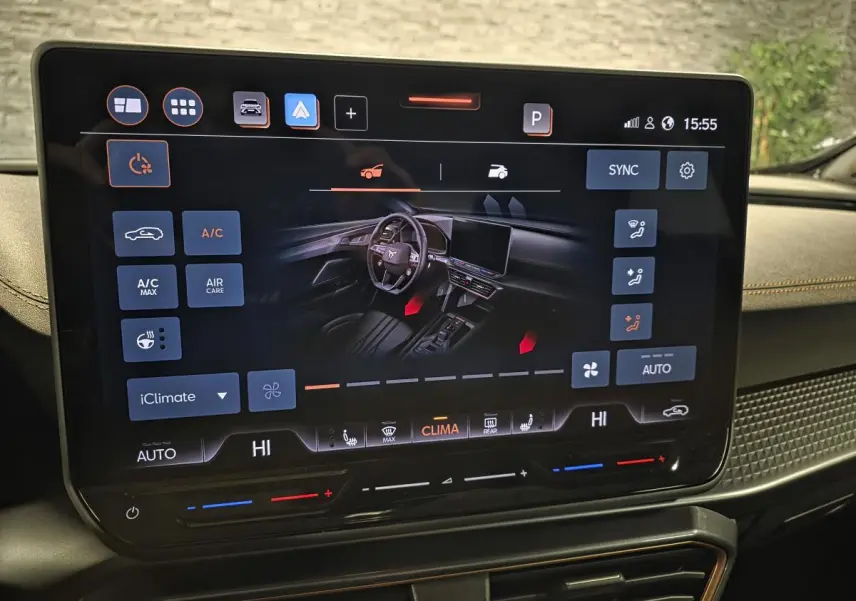 Écran tactile intérieur du CUPRA Formentor noir, affichant les commandes climatisation et tableau de bord digital.