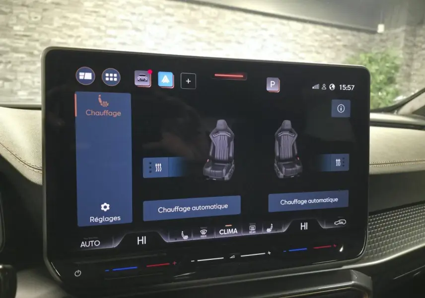 Écran tactile central du tableau de bord affichant les réglages de chauffage des sièges dans un CUPRA Formentor noir.