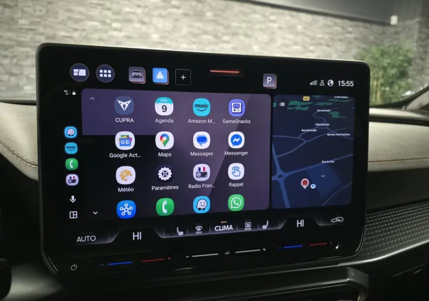 Écran tactile HD 12,9'' du tableau de bord du CUPRA Formentor 2025, affichant navigation et applications connectées.