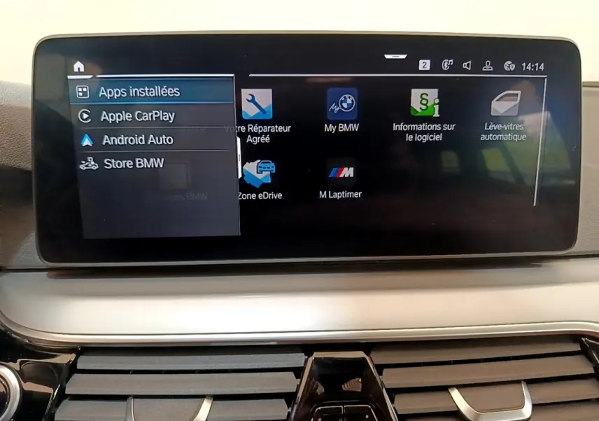 Écran tactile central du tableau de bord de la BMW Série 5 Touring 530e gris clair, affichant les options connectées.