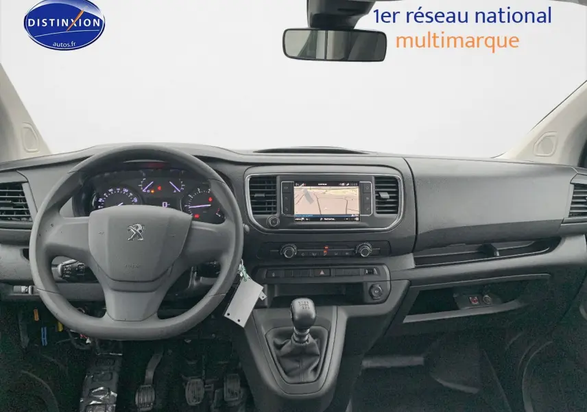 Vue frontale de l'habitacle du Peugeot Expert Blanc Kaolin 2023, avec tableau de bord et GPS intégré.