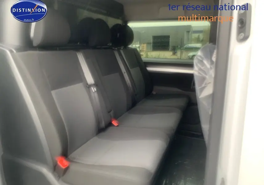 Vue intérieure côté droit du Peugeot Expert Cabine Approfondie blanc Kaolin, montrant la banquette arrière noire et grise sur 3 places.