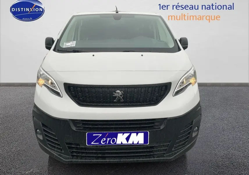 Vue frontale d'un Peugeot Expert Cabine Approfondie blanc Kaolin avec calandre noire et phares allumés.