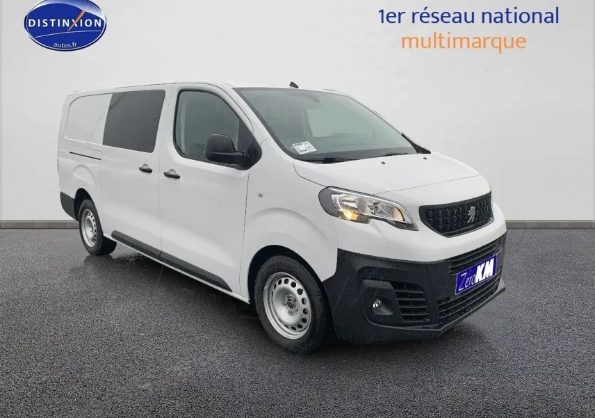 Vue 3/4 avant droite d'un Peugeot Expert Long blanc Kaolin avec calandre noire et jantes acier simples.