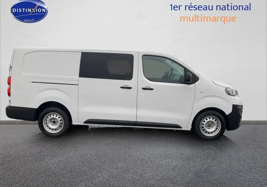 Profil droit du Peugeot Expert Cabine Approfondie blanc Kaolin, version Long 2.0 BlueHDi 140ch Confort Plus de 2023.