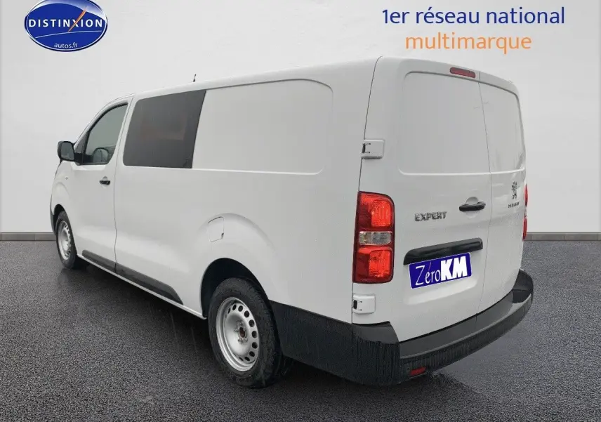 Vue 3/4 arrière droite d'un utilitaire Peugeot Expert blanc Kaolin avec vitres teintées et portes arrière fermées.