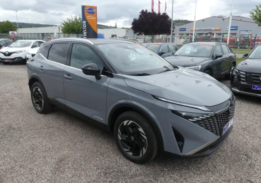 Nissan Qashqai 1.5 e-Power gris métallisé en 3/4 avant droit avec toit noir et jantes alliage noires.