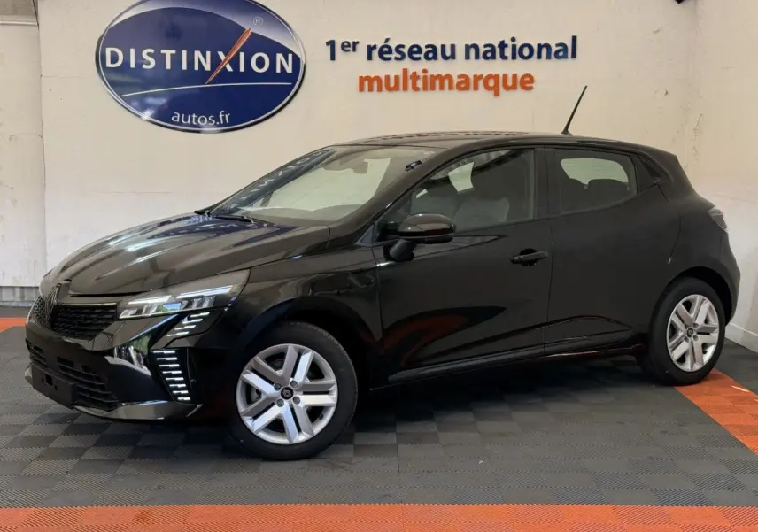 Renault Clio Evolution Blue dCi 100 noir vue de profil côté gauche dans un showroom avec éclairage intérieur.