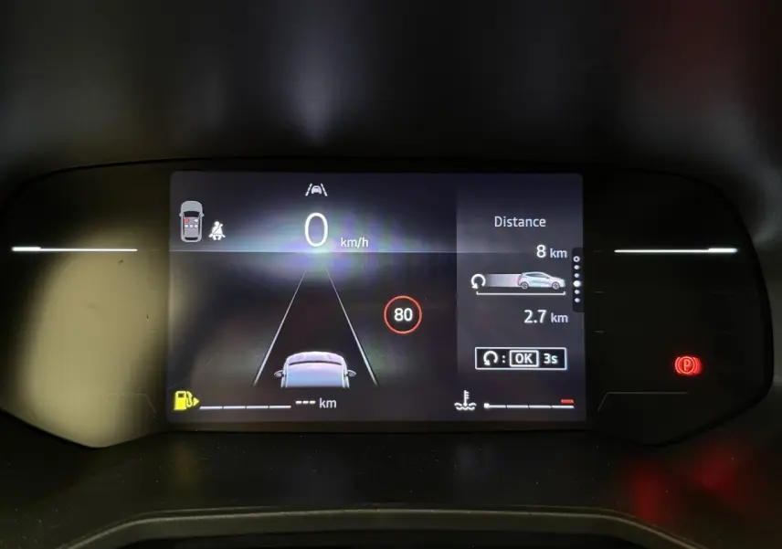 Affichage numérique du combiné d'instruments de la Renault Clio Evolution Blue dCi 100 2025 montrant la vitesse et alertes.