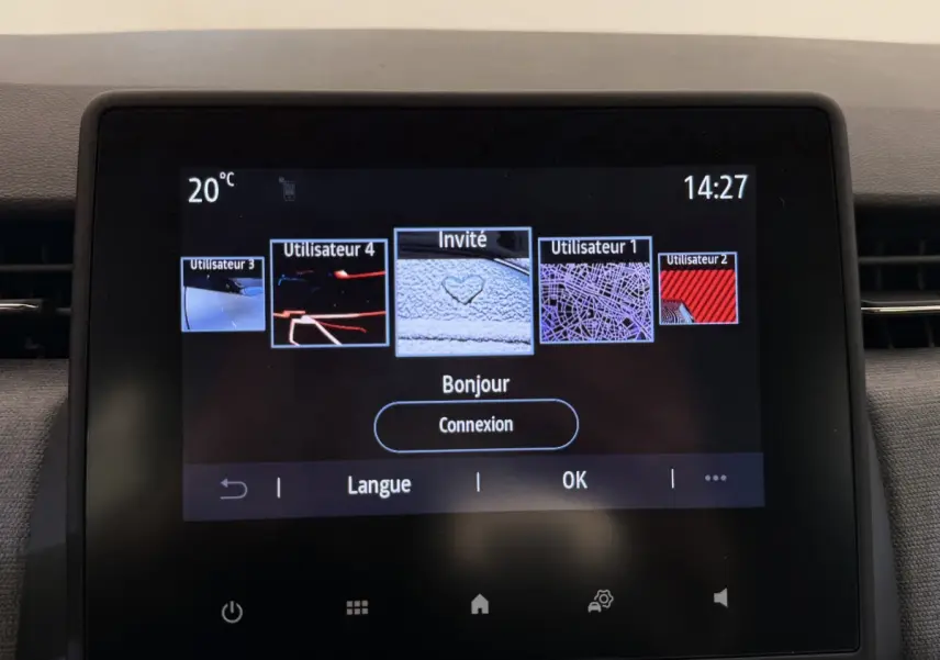Écran tactile central de la Renault Clio noire 2025 affichant les profils utilisateurs et options de connexion.