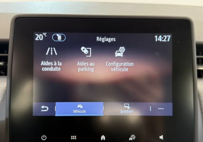 Écran tactile central de la Renault Clio noire 2025 affichant les réglages d'aides à la conduite et au parking.