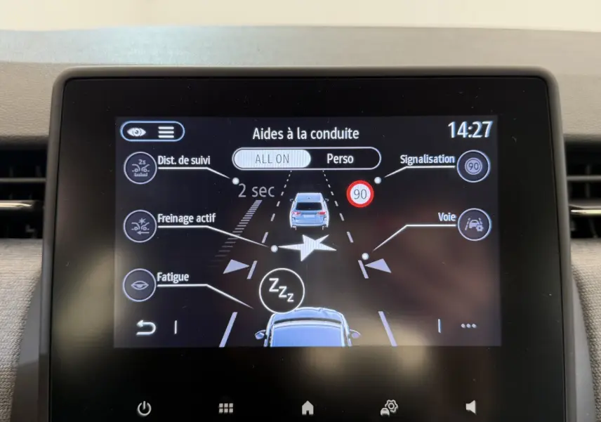 Écran tactile central de la Renault Clio noire 2025 affichant les aides à la conduite en mode personnalisé.