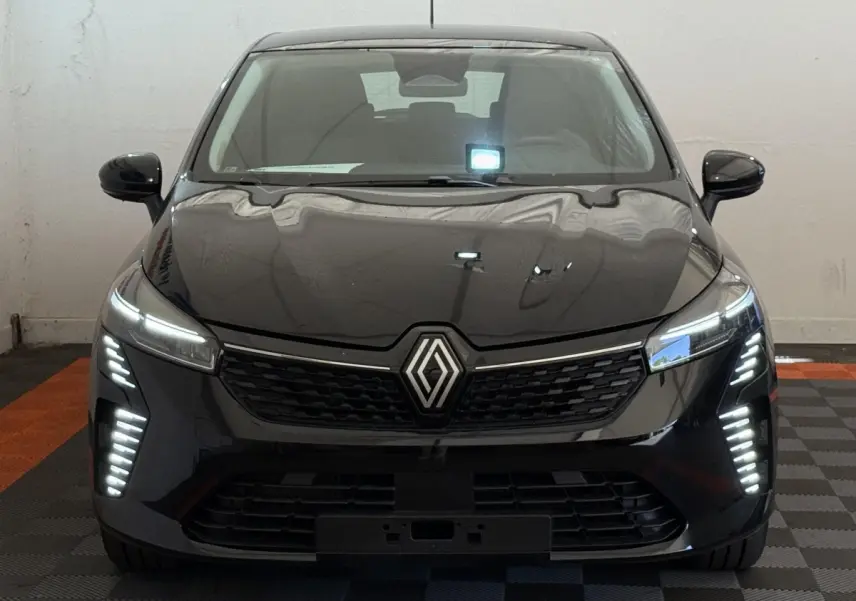Vue frontale d'une Renault Clio noire 2025 avec feux LED verticaux et calandre noire brillante.