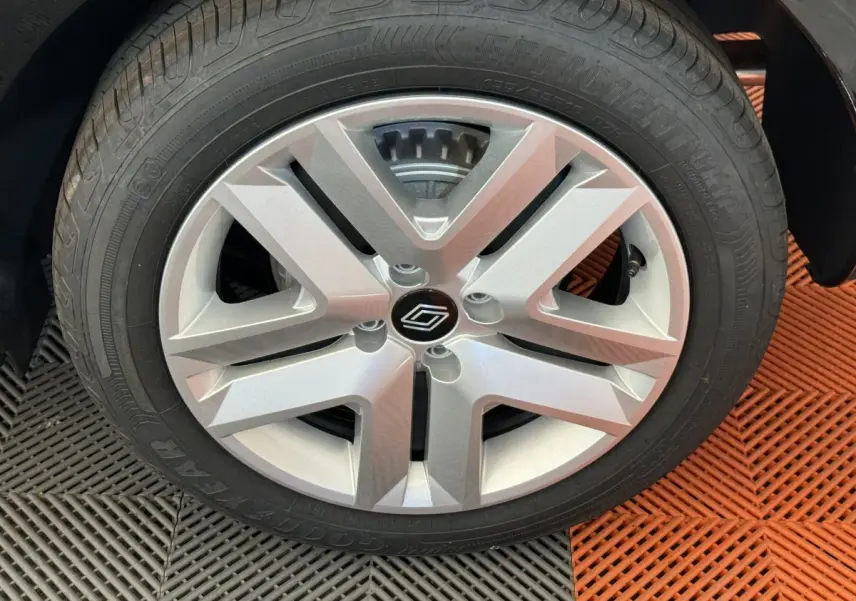 Gros plan sur la roue avant avec jante argentée de la Renault Clio noire Evolution Blue dCi 100 -25 2025.