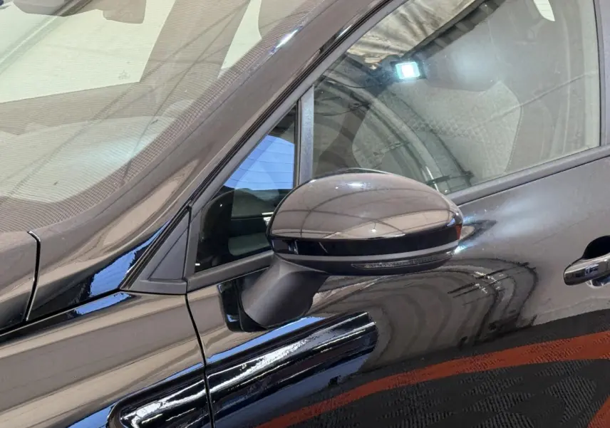 Gros plan sur le rétroviseur côté conducteur noir brillant de la Renault Clio Evolution Blue dCi 100 2025.