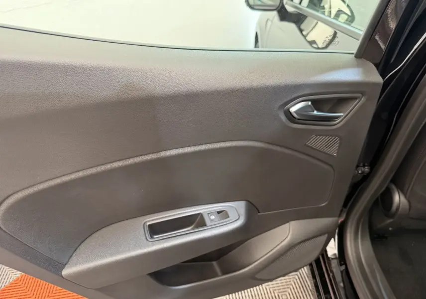 Vue rapprochée de la porte arrière droite noire de la Renault Clio 2025 avec poignée et commande de vitre électrique.